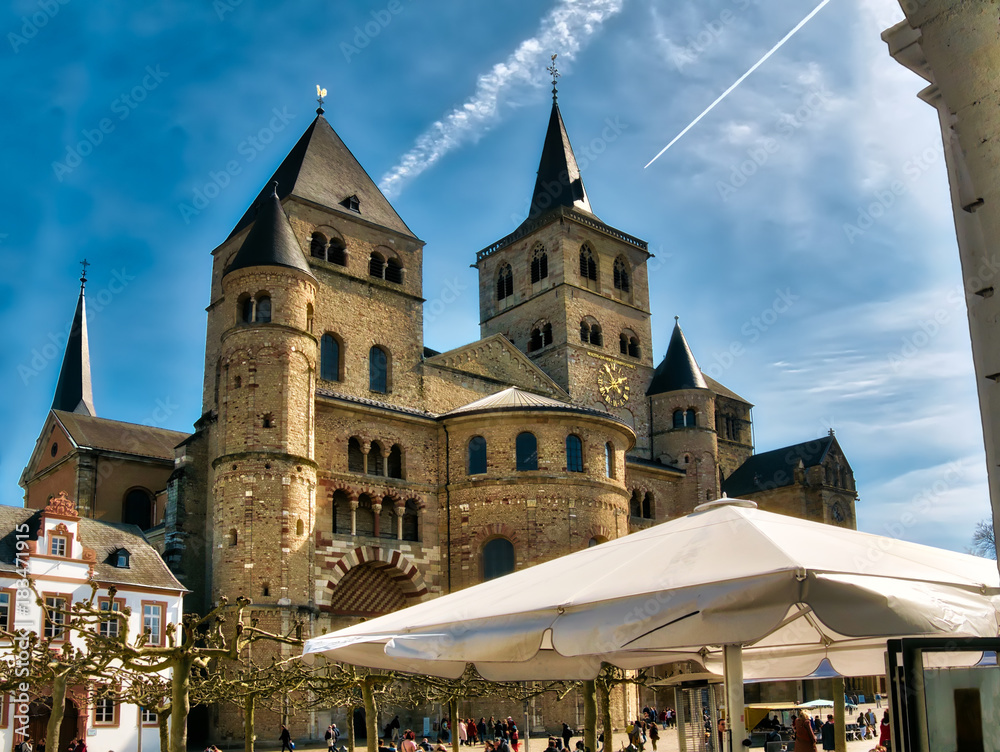 Naklejka premium Trierer Dom inmitten der belebten Innenstadt