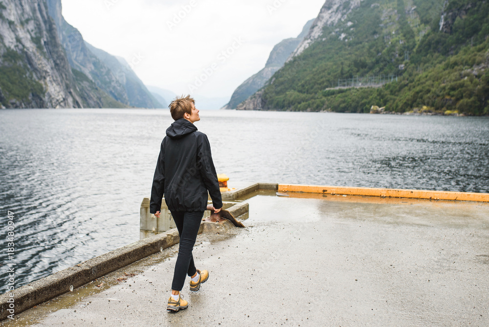 Naklejka premium Traveler at Norway River