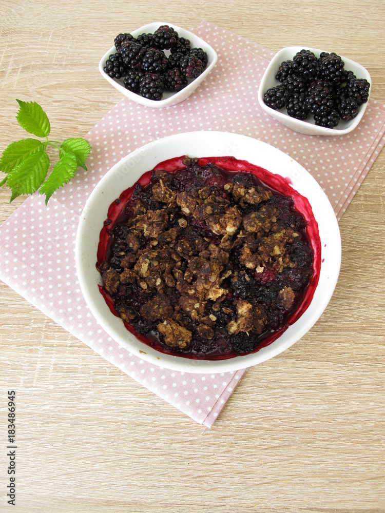 Selbst gemachter Brombeer-Schokoladen-Crumble Selbst gemachter Brombeer-Schokoladen-Crumble