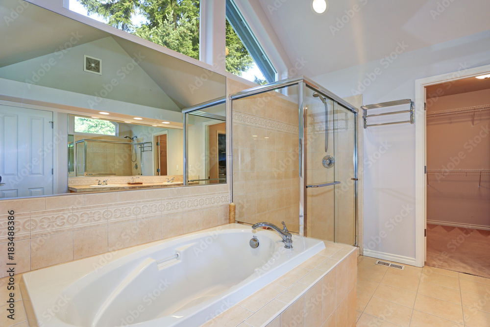 Fotografie Bright and airy master bathroom interior