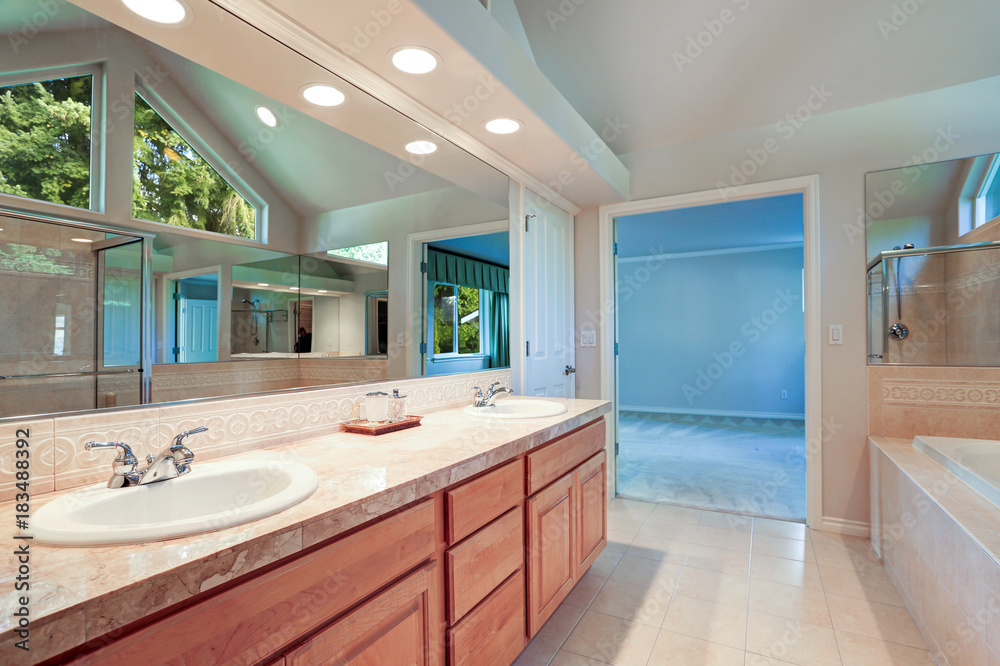 Fotografie Bright and airy master bathroom interior