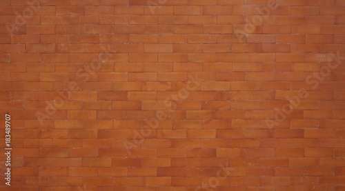 Backsteinmauer mit rot braunen Steinen