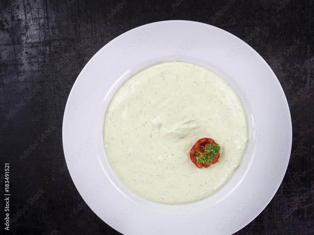 Grüne Sauce im Teller Grüne Sauce im Teller