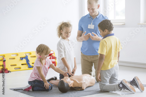 Εκτύπωση καμβά Kids practising first aid steps