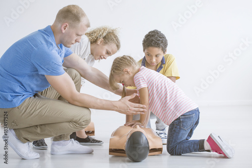 Obraz na płótnie Paramedic teaching children
