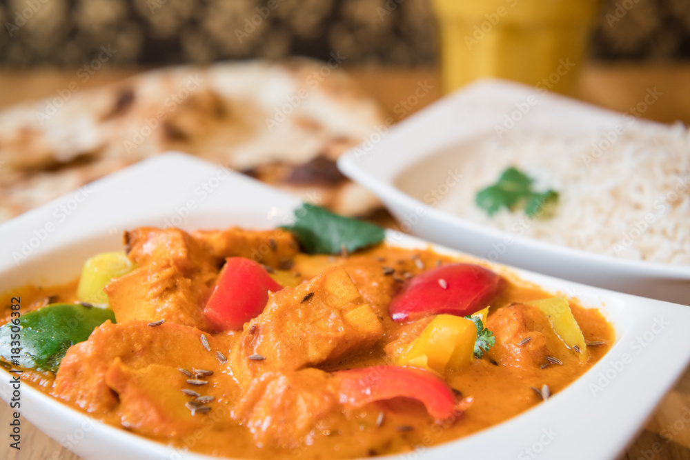 Indisches Essen Hühnchen Masale Curry mit Basmati Reis, Flan und Mango Lassi Indisches Essen Hühnchen Masale Curry mit Basmati Reis, Flan und Mango Lassi