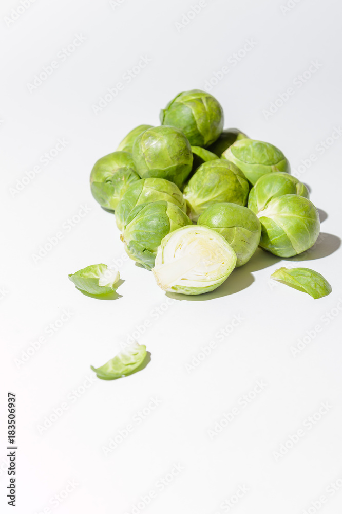 Portion frischer Rosenkohl, isoliert vor weißem Hintergrund Portion frischer Rosenkohl, isoliert vor weißem Hintergrund