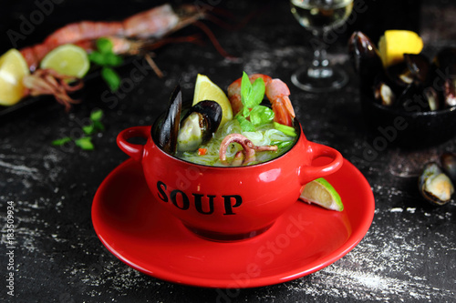 суп с рисовой лапшой и морепродуктами в красной миске