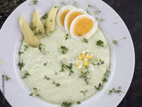 Grüne Sauce mit Eiern, Kartoffeln und Kräutern