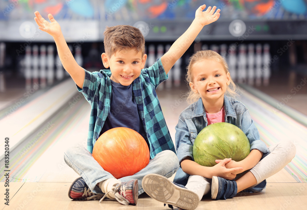 Naklejka premium Cute little children at bowling club