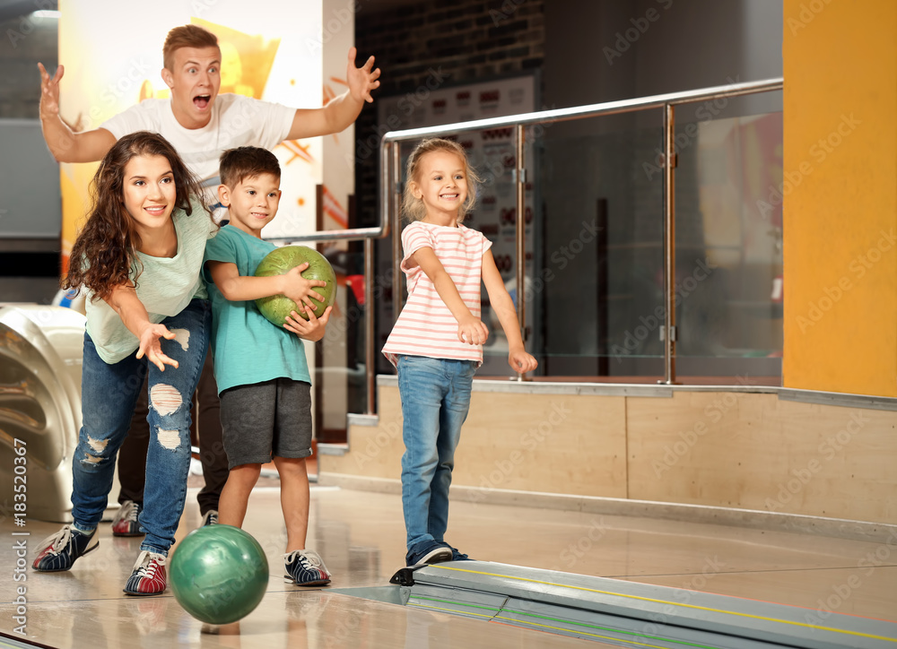 Obraz premium Family having fun in bowling club