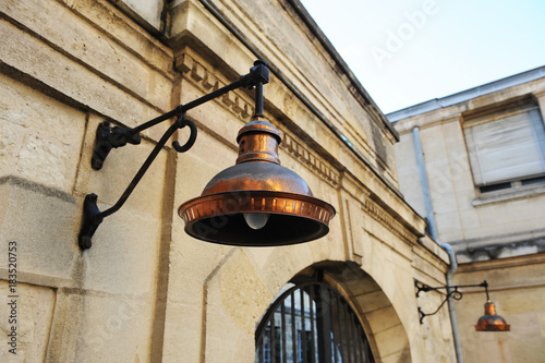 Lanternes dans les rues de la ville de Bordeaux, Aquitaine, France