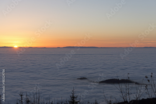 Blick von der Hornisgrinde im Schwarzwald in die Nebelbedeckte Rheinebene.