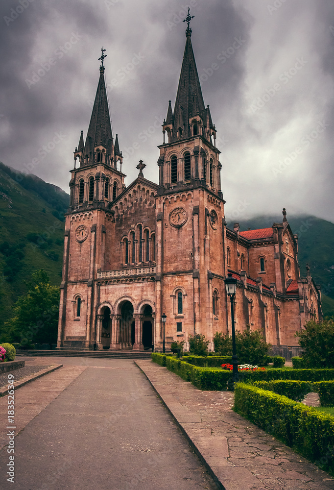 Monumento histórico de la Basílica de Santa María de Covadonga, Asturias, España
