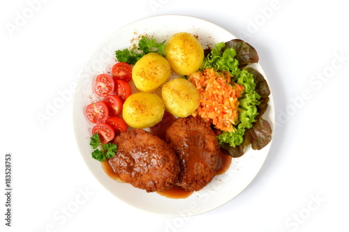kotlet mielony z ziemniakami surówką i pomidorem 