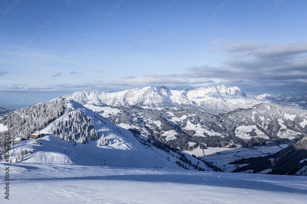 Landschaft mit Berge im Hintergrund Wilder Kaiser im Winter