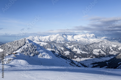Landschaft mit Berge im Hintergrund Wilder Kaiser im Winter
