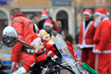 Święty Mikołaj, miniaturka Mikołaja na kierownicy motocykla.