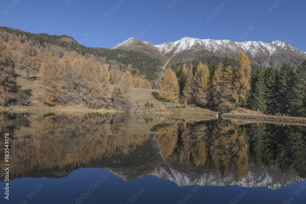 Fototapeta premium Schnadigen Weiher im Spätherbst