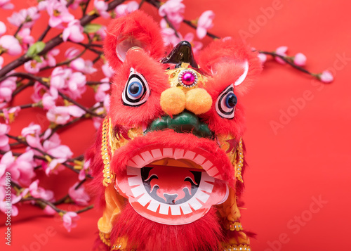 Fototapeta Naklejka Na Ścianę i Meble -  chinese traditional dancing lion