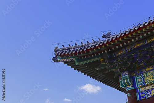 A corner of an ancient building under a blue sky © 杜 海珍
