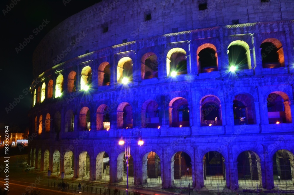 Colosseo blu notturno