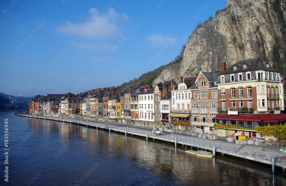 Ville de Dinant en Belgique au bord de la Meuse