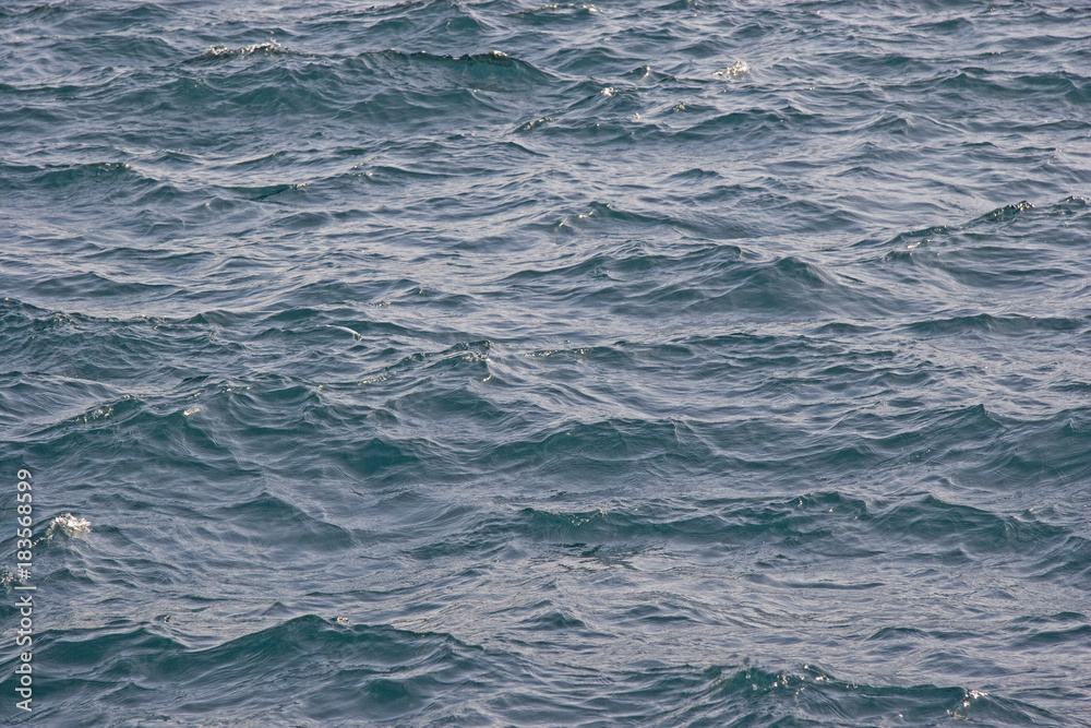 Hintergrund - bewegtes Wasser eines Sees Hintergrund - bewegtes Wasser eines Sees