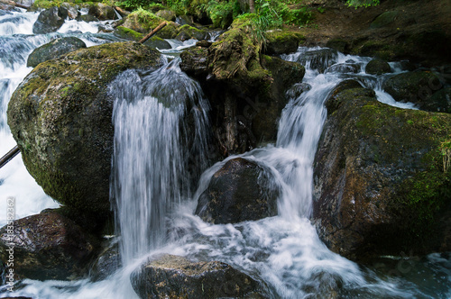 Fototapeta Naklejka Na Ścianę i Meble -  Небольшая горная река, вода, падающая через камни.