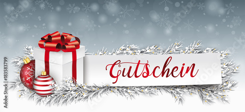 Gutschein - Geschenk mit Weihnachtskugeln und eingeschneiten Tannenzweigen