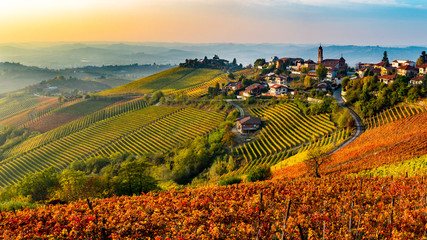 Acrylglasbilder Toskana Italienisches Dorf in der Langhe-Region  © Florian