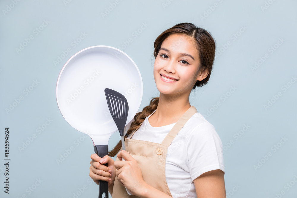 フライパンを持つ女性