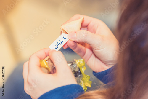 Glückskeks mit Botschaft photo