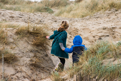 Εκτύπωση καμβά children exploring in sand dunes camber sands england