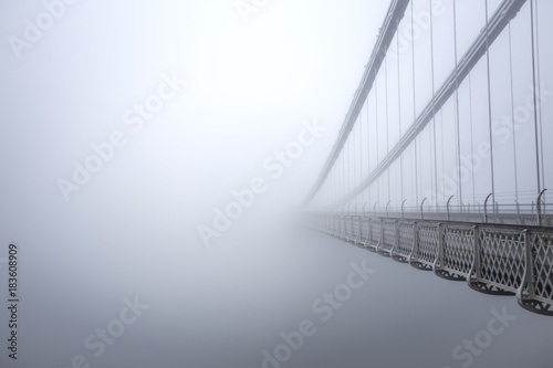 most-w-gestej-mgle
