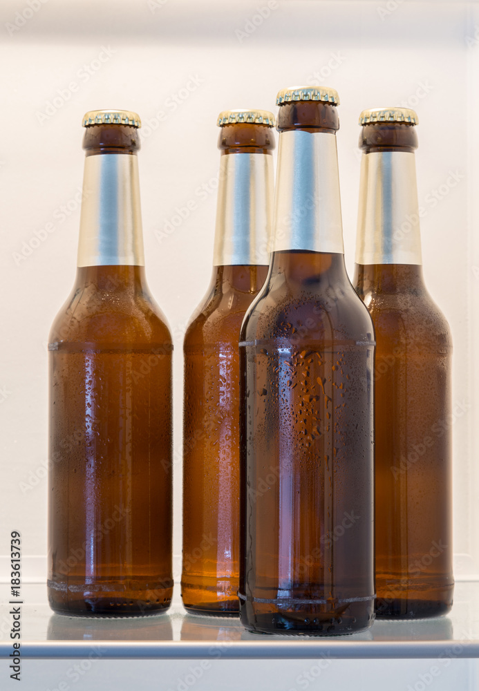 Bier in Flaschen im geöffneten Kühlschrank Konzept