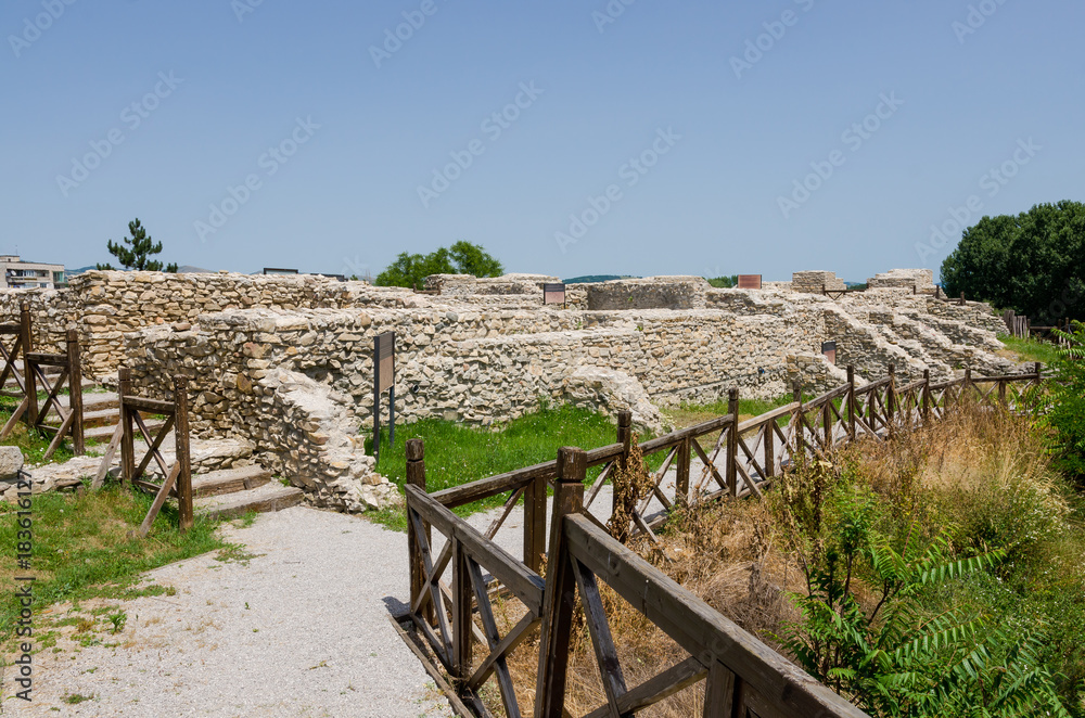 Φωτογραφία The ruin of Kaleto castle in Mezdra town, Bulgaria
