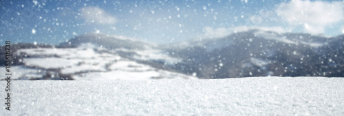Schöne Winterlandschaft mit Bergen im Hintergrund © Thaut Images
