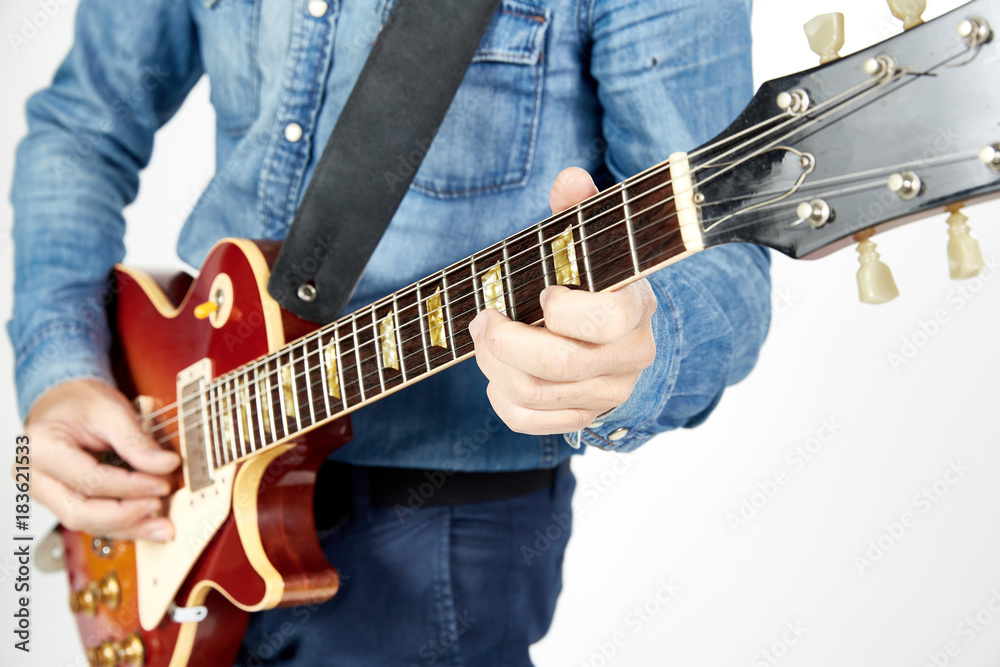 Chitarrista con chitarra elettrica rossa e giacca di jeans Chitarrista con chitarra elettrica rossa e giacca di jeans