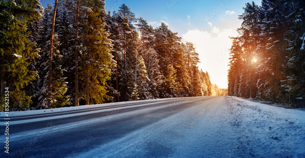 Obraz premium Car tires on winter road covered with snow