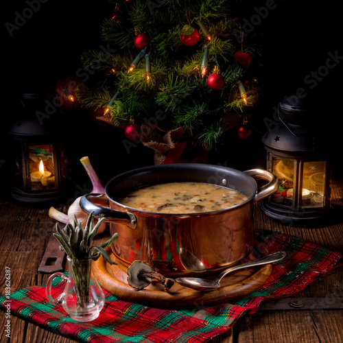 weihnachtliche Steinpilz-Walnuss Suppe photo