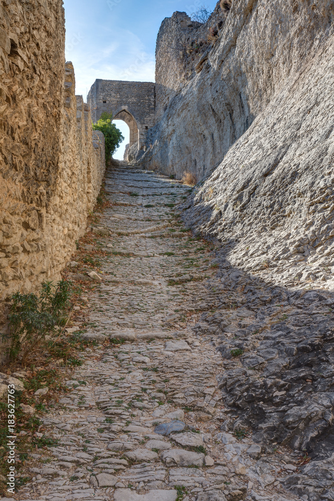 Saint-Saturnin-les-Apt - Vaucluse (Portail du chateau) Saint-Saturnin-les-Apt - Vaucluse (Portail du chateau)