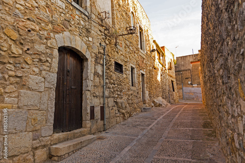 Fototapeta Naklejka Na Ścianę i Meble -  Medieval street in Girona city, Catalonia, Spain