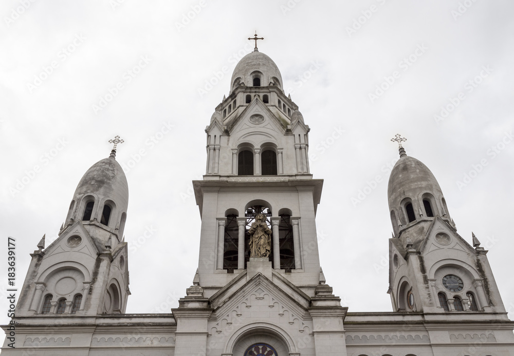 Parroquia del Santísimo Sacramento en Tandil Buenos Aires campanario y virgen con tres cruces