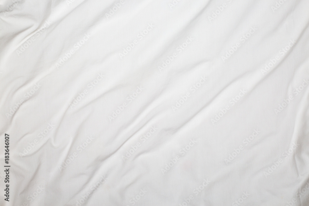 Obraz premium Pofałdowany fragment białego materiału jako tło.