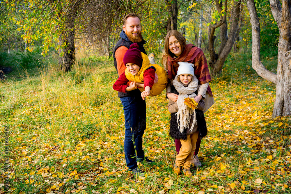 Fototapeta premium Family in an autumn park