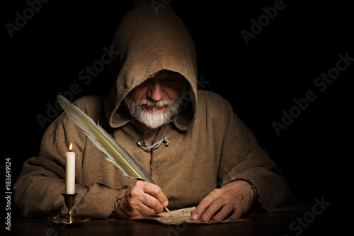 Fotografija geheimnisvoller Mönch schreibt Brief