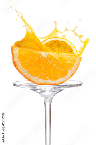 Halbierte Orangenscheibe mit Splash