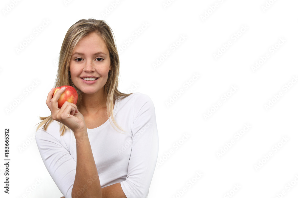 Hübsche blonde Frau hält einen Apfel lacht Hübsche blonde Frau hält einen Apfel lacht