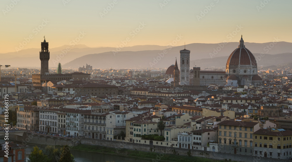 Fototapeta premium A view of the city of Florence in sunset
